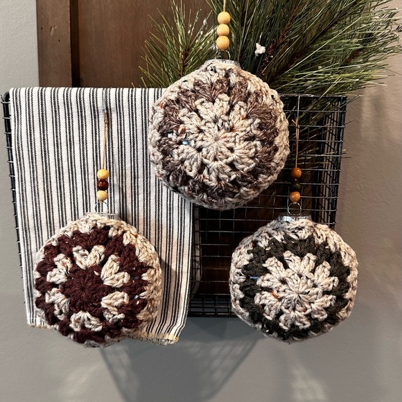Hand knit/crochet country style Christmas ornaments, set of 3 - Picture 10 of 11